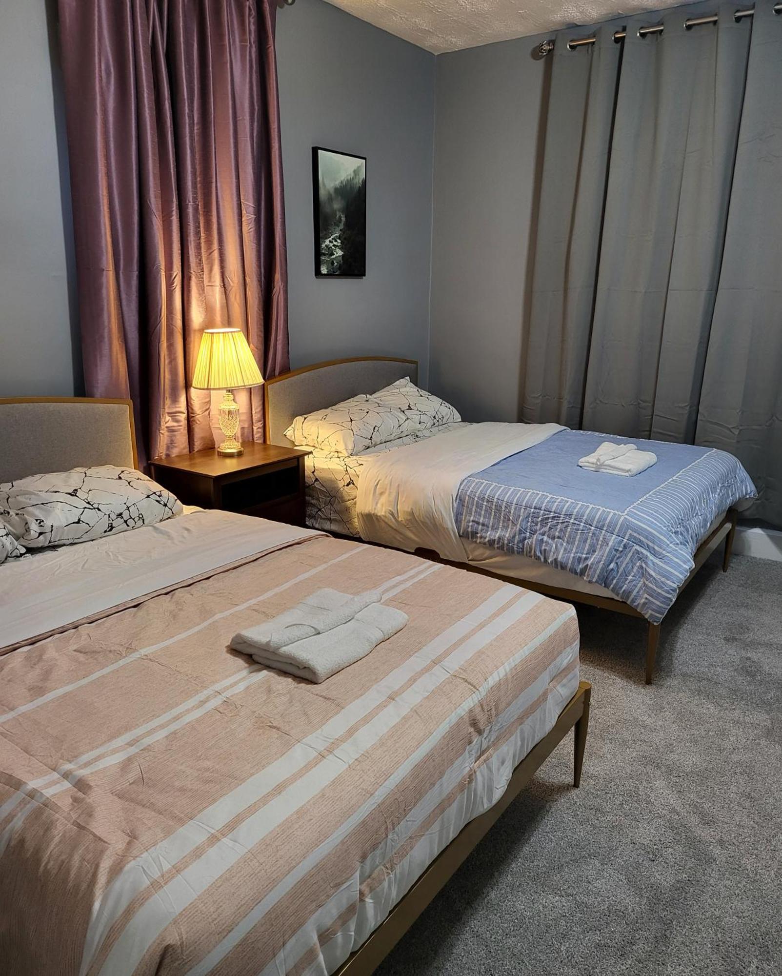 Guest Room With Two Double Beds In Columbus Oh, Airport Location エクステリア 写真